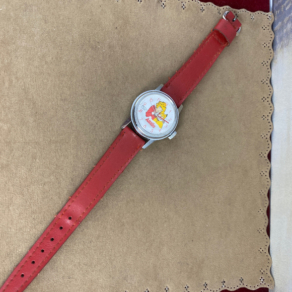 Vintage Original Hand Wind Orphan Annie Red Watch - Picture 4 of 6